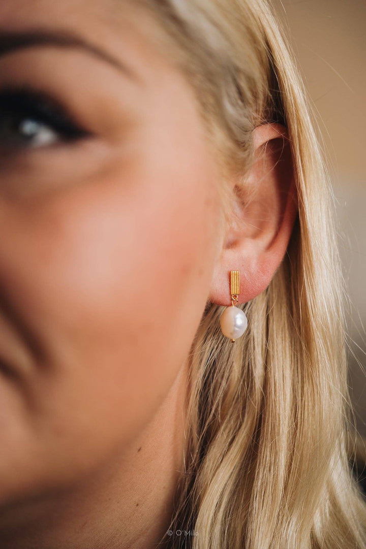 Ribbed Bar + Pearl Drop Earrings