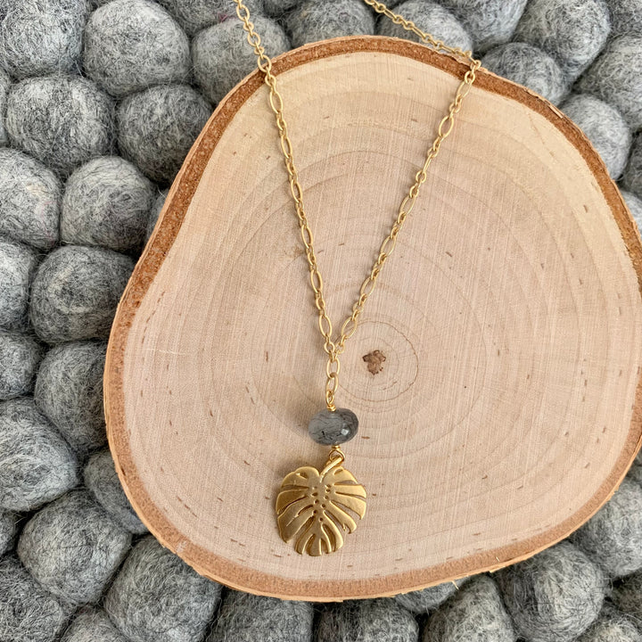 Gold Pendant Short Necklace